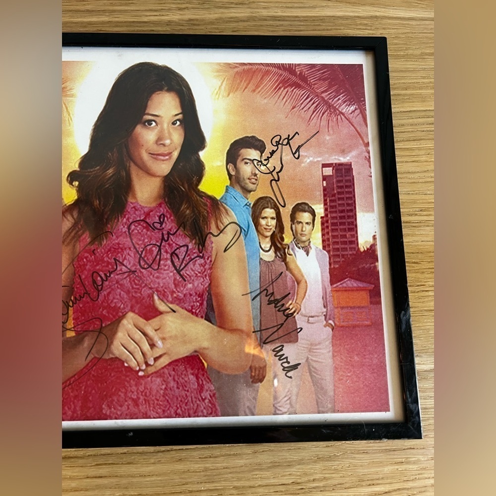 Framed “Jane the Virgin” Cast Photo Signed Gina Rodriguez & Cast TV Memorabilia - Picture 3 of 7